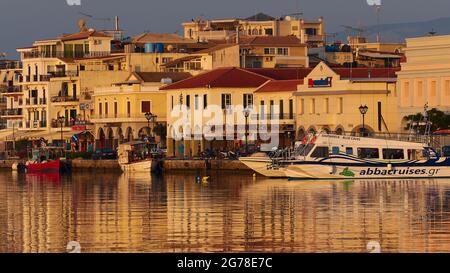 Zakynthos, ville de Zakynthos, vue partielle sur la ville de Zakynthos, vue de l'autre côté de la mer. Bateau d'excursion à mi-distance sur la droite, lumière du matin Banque D'Images