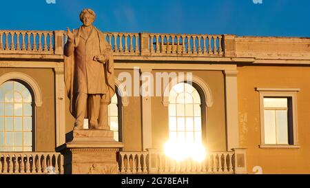 Zakynthos, ville de Zakynthos, place Solomos, soleil du matin, statue de Dionysos Solomos devant le bâtiment du Musée byzantin vin Zakynthos, reflet du soleil dans une fenêtre du musée Banque D'Images