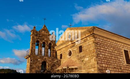 Zakynthos, ville de Zakynthos, église Agios Nikolaos de Molos, clocher et bâtiment principal de la diagonale à côté, lumière du matin, ciel bleu, nuages de temps équitable Banque D'Images