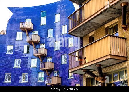 Façade en brique bleue du bâtiment résidentiel Circle sur la rue Queen Elizabeth, Shad Thames, Londres, Royaume-Uni Banque D'Images