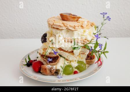 Dessert, meringue aux figues, fraises, raisins, mascarpone, Banque D'Images