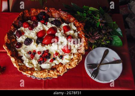 Pavlova, dessert, meringue, mascarpone, fraises, fruits de la forêt Banque D'Images