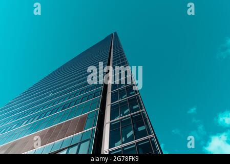 Madrid, Espagne - 7 février 2021 : vue à angle bas du gratte-ciel dans le quartier des affaires de Cuatro Torres. Vue dans le ciel bleu sarcelle. Tour Espacio. Entreprise et Banque D'Images