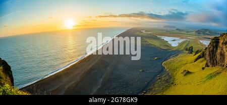 Vue sur la plage de Dyrholaey village de Vik en Islande Banque D'Images