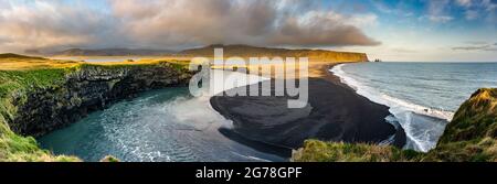 Coucher de soleil sur la plage de Kirkjufjara. Océan Atlantique village de Vik, Islande. Banque D'Images