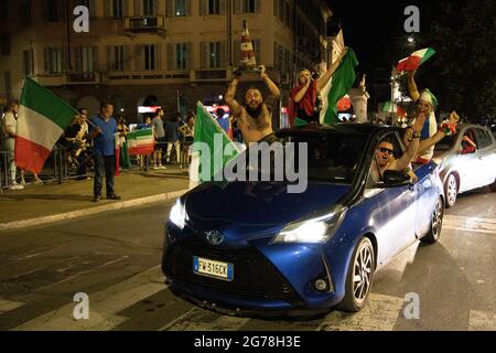 Milan,Italie juillet 11 2021- les fans italiens célèbrent la victoire du championnat de football Euro 2020 après avoir battu l'Angleterre dans le dernier crédit: Christian Santi/Alay Live News Banque D'Images