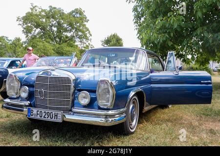 27 juin 2021, Brandenburg, Königs Wusterhausen: A 1969 Mercedes-Benz W111/112 - 280 se coupe est le défilé de voitures d'époque 'Rumblubbern' dans et autour de Königs Wusterhausen. Plus de 400 véhicules américains sont attendus pour le convoi d'environ deux heures. La route du convoi sera d'environ 40 kilomètres de long. Photo: Gerald Matzka/dpa-Zentralbild/ZB Banque D'Images