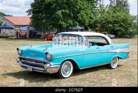 27 juin 2021, Brandebourg, Königs Wusterhausen: Un coupé Bel air de Chevrolet construit en 1957 au défilé de voitures d'époque 'Rumblubbern' dans et autour de Königs Wusterhausen. Plus de 400 véhicules américains devraient prendre part au convoi de deux heures. La route du convoi sera d'environ 40 km de long. Photo: Gerald Matzka/dpa-Zentralbild/ZB Banque D'Images