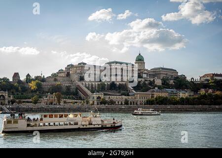 Danube et palais à Budapest Banque D'Images