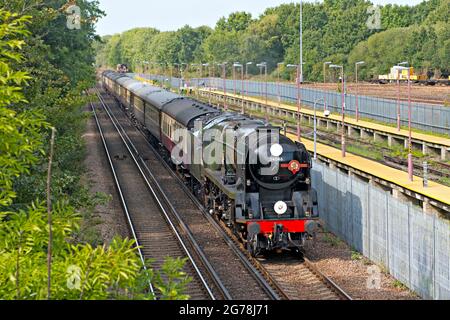 Locomotive à vapeur conservée et restaurée, 34064 'Braunn' passe devant la gare de Tonbridge West avec un train spécial au départ de Londres Banque D'Images