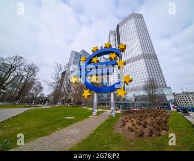 Symbole géant de l'euro sur la place Willy Brandt à Francfort - photographie de voyage Banque D'Images