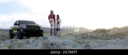 Un jeune couple s'enfuit dans son camion dans la nature et profite du rendu 3d de la vue Banque D'Images