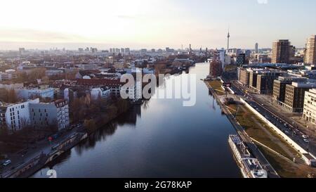 Rivière Spree dans la ville de Berlin - photographie urbaine Banque D'Images