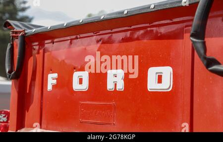 27 juin 2021, Brandebourg, Königs Wusterhausen: Le logo Ford sur une Ford F100 1954 au défilé de voitures d'époque 'Rumblubbern' dans et autour de Königs Wusterhausen. Plus de 400 véhicules américains devraient prendre part au convoi de deux heures. La route du convoi sera d'environ 40 kilomètres de long. Photo: Gerald Matzka/dpa-Zentralbild/ZB Banque D'Images