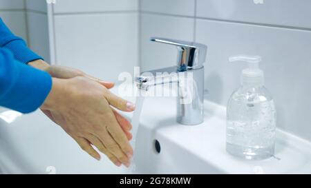 Gros plan du lavage des mains pendant Corona Banque D'Images