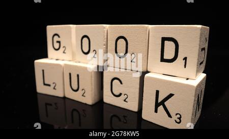 Lettres sur les cubes écrire les mots bonne chance - lentille de sonde gros plan Banque D'Images