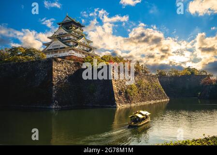 bateau touristique au douve du château d'osaka à osaka, japon Banque D'Images