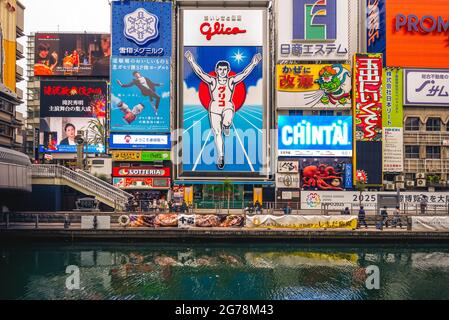 21 novembre 2018 : panneau Glico Man à dotonbori, une destination touristique principale longeant le canal de Dotonbori depuis le pont Dotonboribashi jusqu'à Nippon Banque D'Images