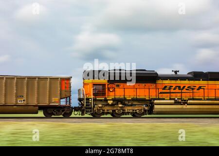 Train de charbon BNSF vers l'est dans le nord-ouest du Nebraska, États-Unis Banque D'Images