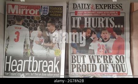 Londres, Royaume-Uni, 12 juillet 2021 : les journaux en première page couvrent la défaite de l'Angleterre dans la finale de l'Euro 2020. L'équipe de football des hommes d'Angleterre a perdu des peines contre l'Italie à Wembley hier soir. La couverture met en avant la déception mais aussi la fierté des jeunes de l'équipe diverse, qui ont malheureusement été victimes d'abus raciaux en ligne depuis le jeu. Beaucoup de documents ont utilisé des photos du directeur de l'Angleterre Gareth Southgate consolant Bukayo Saka après sa tentative de pénalité a été sauvé par le gardien de but italien. Anna Watson/Alay Live News Banque D'Images