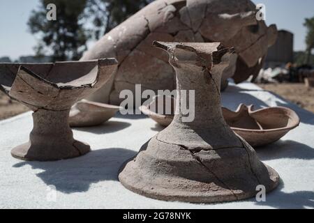 Khirbet a Rai, Israël. 12 juillet 2021. Objets exposés sur le site de Khirbet a Rai dans les contreforts judaïens, précédemment identifiés comme la ville biblique Philistine de Ziklag de l'époque du roi David, L'endroit où David a trouvé refuge en fuyant le roi Saül et d'ici est allé à Hébron pour être oint comme roi. Une inscription sans précédent à l'encre de script Proto Canaanite sur un bateau de poterie découvert porte le nom Jerubbaal, le nom du juge Gideon Ben Yoash du Livre des juges. Les résultats des fouilles menées par l'Université hébraïque de Jérusalem, l'Israël A. Banque D'Images