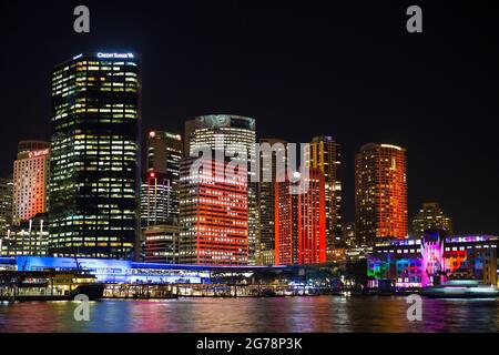 Sydney, Nouvelle-Galles du Sud, Australie - 3 juin 2013 : Circular Quay et Sydney City pendant un spectacle de lumière la nuit. Banque D'Images