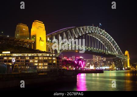 Sydney, Nouvelle-Galles du Sud, Australie - 3 juin 2013 : Sydney Harbour pendant un spectacle de lumière la nuit. Banque D'Images