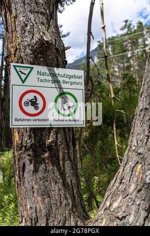 Europe, Autriche, Tyrol, Alpes de l'Ötztal, Ötztal, Panneau d'information dans la réserve naturelle de Tschirgant Landslide Banque D'Images