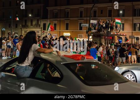 Rome, Italie 12/07/2021: Des célébrations ont éclaté dans le centre-ville de Rome alors que des milliers de personnes se sont rassemblées dans les rues après que l'Italie ait battu l'Angleterre pour gagner le Championnat d'Europe de football au stade Wemble à Londres. © Andrea Sabbadini Banque D'Images