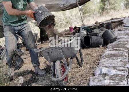 Khirbet a Rai, Israël. 12 juillet 2021. Les archéologues et les bénévoles excavent sur le site de Khirbet a Rai dans les contreforts judaïens, précédemment identifié comme la ville biblique Philistine de Ziklag de l'époque du roi David, L'endroit où David a trouvé refuge en fuyant le roi Saül et d'ici est allé à Hébron pour être oint comme roi. Une inscription sans précédent à l'encre de script Proto Canaanite sur un bateau de poterie découvert porte le nom Jerubbaal, le nom du juge Gideon Ben Yoash du Livre des juges. Les résultats de l'excavation menée par l'Université hébraïque de Jeru Banque D'Images