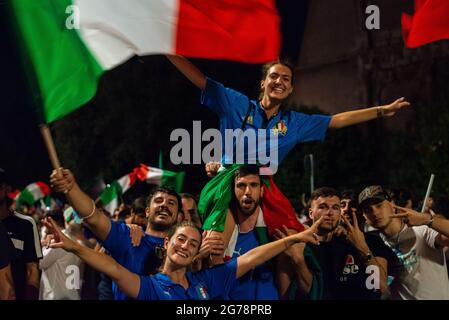 Rome, Italie 12/07/2021: Des célébrations ont éclaté dans le centre-ville de Rome alors que des milliers de personnes se sont rassemblées dans les rues après que l'Italie ait battu l'Angleterre pour gagner le Championnat d'Europe de football au stade Wemble à Londres. © Andrea Sabbadini Banque D'Images