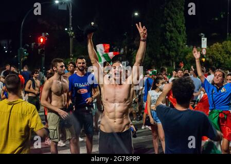 Rome, Italie 12/07/2021: Des célébrations ont éclaté dans le centre-ville de Rome alors que des milliers de personnes se sont rassemblées dans les rues après que l'Italie ait battu l'Angleterre pour gagner le Championnat d'Europe de football au stade Wemble à Londres. © Andrea Sabbadini Banque D'Images