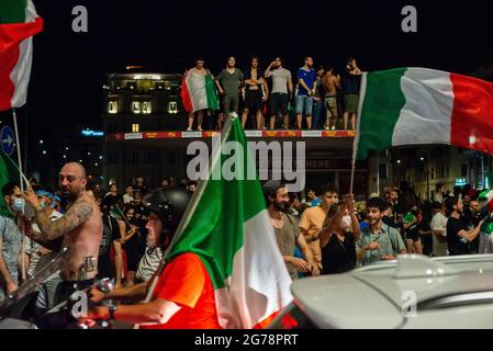 Rome, Italie 12/07/2021: Des célébrations ont éclaté dans le centre-ville de Rome alors que des milliers de personnes se sont rassemblées dans les rues après que l'Italie ait battu l'Angleterre pour gagner le Championnat d'Europe de football au stade Wemble à Londres. © Andrea Sabbadini Banque D'Images