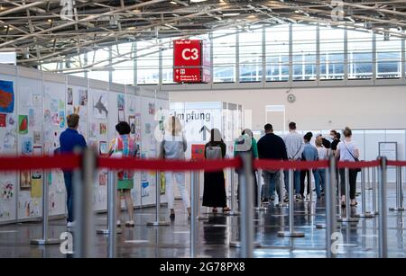 Munich, Allemagne. 12 juillet 2021. Les gens attendent d'être vaccinés au centre de vaccination de Messe München. Depuis 12.07.2021, les étudiants des classes de diplômés peuvent également être vaccinés. Credit: Sven Hoppe/dpa/Alay Live News Banque D'Images