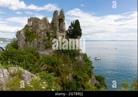 Ruines de l'ancien château médiéval de Duino, sur un promontoire sur la côte rocheuse du nord de la mer Adriatique, près de Trieste, Italie Banque D'Images