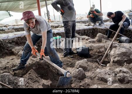 Khirbet a Rai, Israël. 12 juillet 2021. Les archéologues et les bénévoles excavent sur le site de Khirbet a Rai dans les contreforts judaïens, précédemment identifié comme la ville biblique Philistine de Ziklag de l'époque du roi David, L'endroit où David a trouvé refuge en fuyant le roi Saül et d'ici est allé à Hébron pour être oint comme roi. Une inscription sans précédent à l'encre de script Proto Canaanite sur un bateau de poterie découvert porte le nom Jerubbaal, le nom du juge Gideon Ben Yoash du Livre des juges. Les résultats de l'excavation menée par l'Université hébraïque de Jeru Banque D'Images