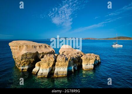 Bateau à voile sur la plage de Sarakiniko en mer Égée, île de Milos , Grèce Banque D'Images