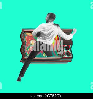 Téléportation au passé. Un jeune homme entre dans un téléviseur rétro. Collage d'art contemporain des années 80 Banque D'Images