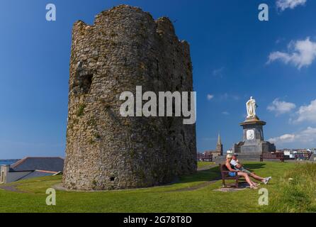 La tour du château de Tenby sur Castle Hill, Tenby, Pembrokeshire, pays de Galles, Royaume-Uni Banque D'Images