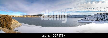 Vue panoramique par temps froid du réservoir Strawberry dans l'Utah Banque D'Images