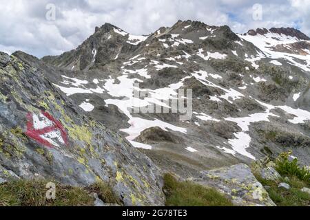 Europe, Autriche, Tyrol, Verwall, Paznaun, Galtür, cabane Friedrichshafener, chemin marquant sur la crête rocheuse randonnée sur le Georg-Prasser-Weg Banque D'Images