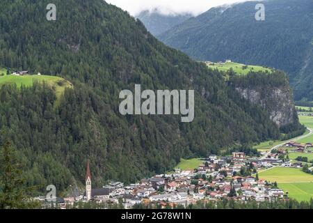 Europe, Autriche, Tyrol, Alpes de l'Ötztal, Ötztal, Längenfeld, vue du point de vue d'Adlerblick sur Längenfeld, Brand et Burgstein Banque D'Images