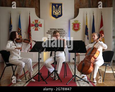 ODESA, UKRAINE - 9 JUILLET 2021 - des musiciens se produisent lors de la cérémonie de clôture de l'exercice Sea Breeze 2021, Odesa, dans le sud de l'Ukraine. Banque D'Images