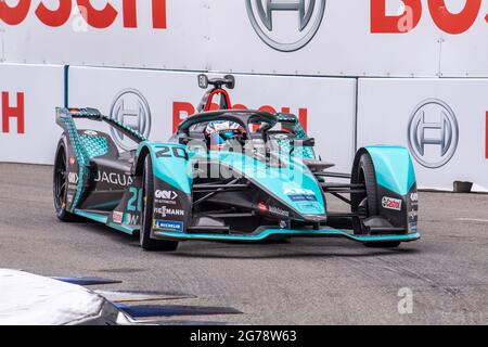 New York, États-Unis. 10 juillet 2021. Mitch Evans (voiture no 20) de ROKiT Jaguar Racing conduit pendant la qualification et le Super Pôle pour le Championnat ABB FIA de Formule E, New York City E-Prix Round 10 dans le quartier de Brooklyn de New York. Crédit : SOPA Images Limited/Alamy Live News Banque D'Images