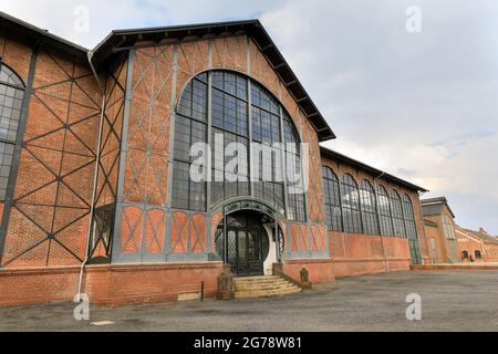 L'entrée du portail Art Nouveau à l'extérieur de la salle des machines du site du patrimoine industriel de la collierie Zeche Zollern, Dortmund, Allemagne Banque D'Images