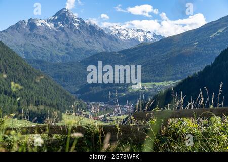 Europe, Autriche, Tyrol, Alpes de l'Ötztal, Ötztal, Sölden, vue sur Sölden et sa montagne locale Nederkogel Banque D'Images