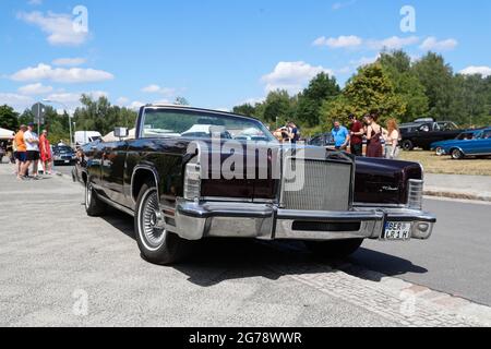 27 juin 2021, Brandebourg, Königs Wusterhausen: Une Lincoln Town car construite en 1978, convertie d'une berline à un cabriolet, au défilé de voitures d'époque 'Rumblubbern' dans et autour de Königs Wusterhausen. Selon le propriétaire, seulement 10 modèles de cette voiture existent. Plus de 400 véhicules américains devraient prendre part au convoi de deux heures. La route du convoi sera d'environ 40 kilomètres de long. Photo: Gerald Matzka/dpa-Zentralbild/ZB Banque D'Images