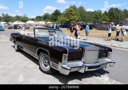 27 juin 2021, Brandebourg, Königs Wusterhausen: Une Lincoln Town car construite en 1978, convertie d'une berline à un cabriolet, au défilé de voitures d'époque 'Rumblubbern' dans et autour de Königs Wusterhausen. Selon le propriétaire, seulement 10 modèles de cette voiture existent. Plus de 400 véhicules américains devraient prendre part au convoi de deux heures. La route du convoi sera d'environ 40 kilomètres de long. Photo: Gerald Matzka/dpa-Zentralbild/ZB Banque D'Images