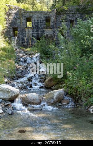 Europe, Autriche, Tyrol, Alpes de l'Ötztal, Ötztal, Vestiges de l'ancien mur sur un ruisseau dans la forêt de montagne au-dessus d'Umhausen Banque D'Images