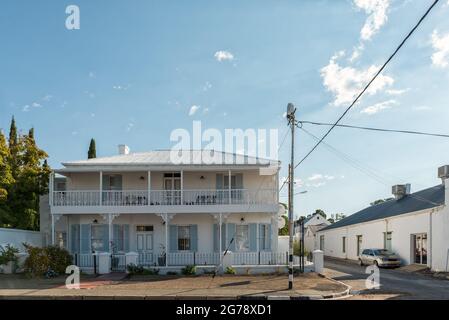 PRINCE ALBERT, AFRIQUE DU SUD - 20 AVRIL 2021 : une scène de rue, avec des bâtiments historiques, à Prince Albert, dans la province du Cap occidental Banque D'Images